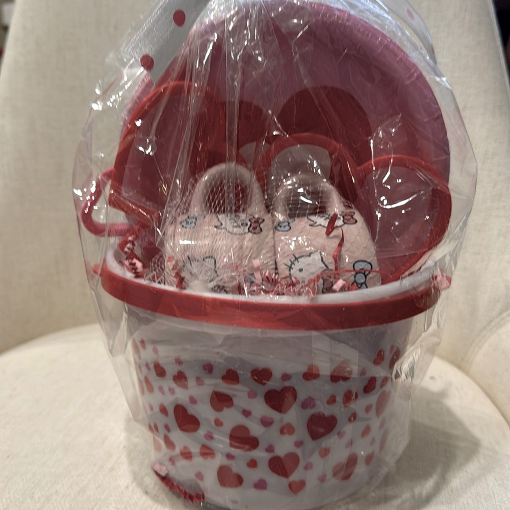 Hello Kitty Tiny Tea and Cookie Party with 9” Plates